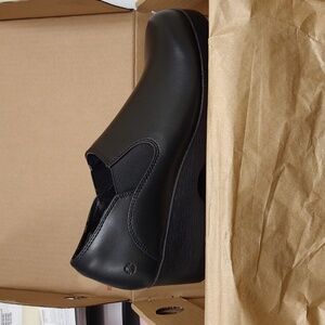 New in box size 7.5 non slip clog